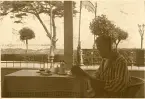 Tandläkare Gunnar Högberg på hotellbalkongen i Binz på ön Rügen, sommaren 1930 (enligt text i album).