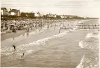 Vy över stranden i Binz på ön Rügen, sommaren 1930 (enligt text i album).