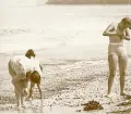 Skattsökare vid stranden i Binz på ön Rügen, sommaren 1930 (enligt text i album).