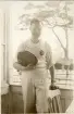 Tandläkare Gunnar Högberg efter tennis i Binz på ön Rügen, sommaren 1930 (enligt text i album).