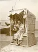 Tandläkare Gunnar Högberg i en strandkorg i Binz på ön Rügen, sommaren 1930 (enligt text i album).