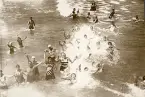 Badande badgäster i Binz på ön Rügen, sommaren 1930 (enligt text i album).