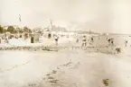 Stranden i Binz på ön Rügen med strandkorgar och badgäster, sommaren 1930 (enligt text i album).