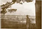 Tandläkare Gunnar Högberg, på semester, med stranden i bakgrunden i Binz på ön Rügen, sommaren 1930 (enligt text i album).