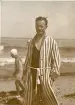 Tandläkare Gunnar Högberg på stranden i Binz på ön Rügen, sommaren 1930 (enligt text i album).