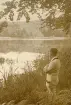Tandläkare Gunnar Högberg blickar ut över Schwarzer see vilken är en sjö som ligger i de naturskyddade området Granitz på ön Rügen, sommaren 1930 (enligt text i album).