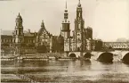 Vy över Dresden med Ständehaus (riksdagshus), Schloss (stadsslott), Hofkirche (hovkyrka) samt Augustusbron som korsar floden Elbe, sommaren 1930 (enligt text i album).