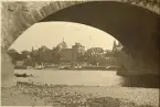 Vy över Belvedere, Dresden, sommaren 1930 (enligt text i album). Belvedere är namnet på fyra nöjespalats som stod efter varandra på det nordöstra hörnet av Brühlterassen i Dresden, sett genom en båge på Augustusbron. Källa: Stadtwiki Dresden.