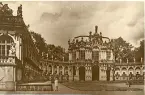 Zwinger i Dresden, sommaren 1930 (enligt text i album). Zwinger är ett barockkomplex som uppfördes 1710-1728 av arkitekten Matthäus Daniel Pöppelmann åt August den starke. Källa: Wikipedia.