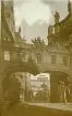 Schlossübergang, en historisk bro i Dresden som förbinder slottet med den katolska hovkyrkan, sommaren 1930 (enligt text i album).