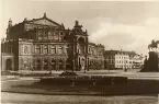 Semperoper (operahus) i Dresden, sommaren 1930 (enligt text i album).