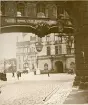 Schlossübergang, en historisk bro i Dresden som förbinder slottet med den katolska hovkyrkan, sommaren 1930 (enligt text i album).