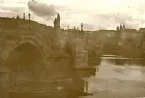 Solnedgång över Karlsbron och floden Moldau i Prag, sommaren 1930 (enligt text i album).
