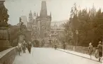 Karlsbron med de historiska tornet och de berömda statyerna i Prag, sommaren 1930 (enligt text i album).