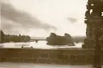 Karlsbron med de berömda statyerna och utsikt över floden Moldau i Prag, sommaren 1930 (enligt text i album).