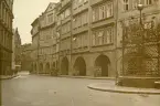 Malé námestí (Lilla torget) är ett pittoreskt, triangulärt torg i Prags gamla stad, sommaren 1930 (enligt text i album).