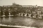Prag: Karlûv most (Karlsbron) och Hradcany (Pragborgen), sommaren 1930 (enligt text i album).