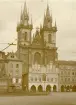 Prag: Týnkyrkan med Jan Hus monumentet till vänster i bild, sommaren 1930 (enligt text i album).