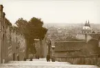 Prag: Utsikt från Hradcany, sommaren 1930 (enligt text i album). Hradcany är en stadsdel i Prag som omger det enorma slottskomplexet Pragborgen. Källa: Wikipedia.