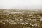 Prag: Utsikt från Rozhledna, sommaren 1930 (enligt text i album). Rohzhledna betyder utsiktstorn. (Källa Wikipedia).
