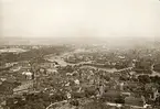 Prag: Utsikt från Rozhledna, sommaren 1930 (enligt text i album). Rohzhledna betyder utsiktstorn. (Källa Wikipedia).