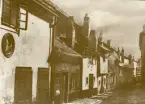 Prag: Alkemistgatan eller Gyllene gatan, sommaren 1930 (enligt text i album). Gatan har varit hem åt såväl alkemister som de i det kejserliga följet på 1500-1600 talet. (Källa: prague.fm).