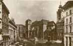 Wien: Freyung, sommaren 1930 (enligt text i album). Freyung är ett triangulärt torg i Wiens första distrikt, känt för sina aristokratiska palats. (källa: Wikipedia).