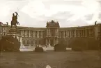 Wien: Neue Hofburg, sommaren 1930 (enligt text i album). Neue Hofburg var en del av Habsburgarnas palats, bilden visar Heldenplatz framför palatset med ryttarstatyn av ärkehertig Karl . (Källa: Wikipedia).