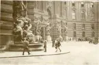 Wien: Innergården vid Hofburgpalatset, sommaren 1930 (enligt text i album).