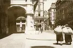 Gatan Opernring i staden Wien, sommaren 1930 (enligt text i album).