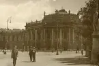 Wien: Burgtheatern, landets nationalteater, sommaren 1930 (enligt text i album).