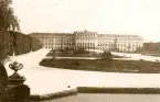 Wien: Schönbrunn fd. lustslott, sommaren 1930 (enligt text i album).
