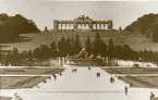 Wien: Schönbrunn fd. lustslott, sommaren 1930 (enligt text i album).