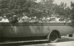 Öppen sightseeingbuss (charabanc) på guidad tur i Wien, sommaren 1930 (enligt text i album).