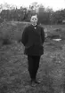 Hel och ren och välkammad för fotografering. Gossen Gunnar Hultgren porträtterad i trädgården till hemmet i Fundshult i Svinhult. Född 1903 daterar vi bilden till omkring år 1915.