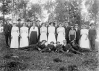 Fotografi i serie för identifiering av motiv ur A C Hultgrens fotosamling.

Kommentar:
Enligt upplysning togs denna olyckligtvis något oskarpa gruppbild före 1919. Hittills identifierade personer är i övre raden från vänster:
Nr 2, Per Arvid Hultgren i Sörgården i Fundshult.
Nr 3, Arvid Johansson i Norrgården i Fundshult.
Nr 6, Gunnar Johansson i Norrgården i Fundshult.
Nr 7, Ernst Johansson i Norrgården i Fundshult.
Mittenraden från vänster:
Nr 5, Hulda Hultgren i Backgården i Fundshult.
Nr 6, Nanny Johansson i Norrgården i Fundshult.