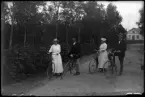 Två par på cykeltur