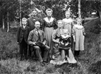 Konrad och hustrun Karolina Andersson i kretsen av sina barn, Sigurd, Ernst, Ester, Judit och Gerda. I Karolinas knä sitter parets yngsta barn, sonen John. Foto omkring 1907.