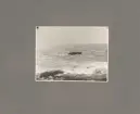 Sida ur fotoalbum från resan med WIKING X runt den skandinaviska halvön år 1925. Vy av fartyg.