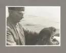 Sida ur fotoalbum från resan med WIKING X runt den skandinaviska halvön år 1925. Vy av apan Jocke och C.G. Pettersson ombord.