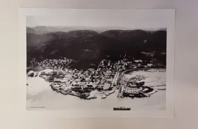 Svart-hvitt luftfoto av Namsos by før 2. verdenskrig. Foto.