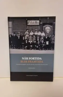 Bokomslag med svarthvitt foto av en gruppe kvinner og menn foran et skilt som sier Folkets Hus. Boktittel: Når fortida blir fremtida. Foto.