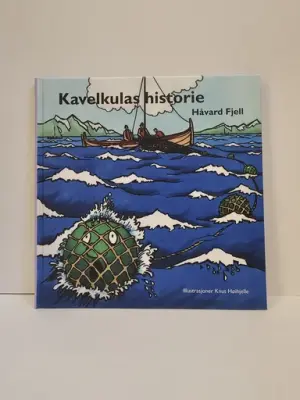 Bokomslag med fargerik illustrasjon av en kavelkule med øyder i havet og en fiskebåt i bakgrunnn. Boktittel: Kavelkulas historie. Foto.