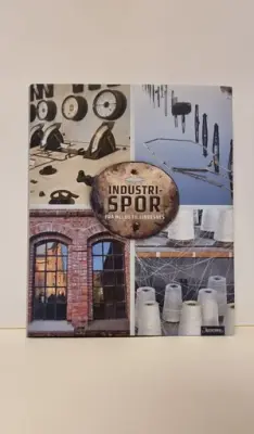 Bokomslag med 4 fargefoto av ulike industrielle motiv. Boktittel: Industrispor. Foto.