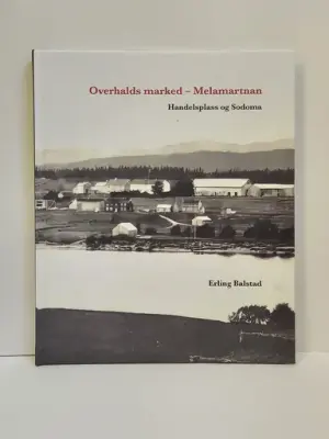 Bokomslag med svartvhitt foto av en elv med bebyggelse i bakgrunnen. Boktittel: Overhalds marked - Melamartnan - Handelsplass og Sodoma. Foto,