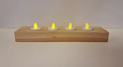 Telysholder i tre med plass til fire telys, avlang. Foto.