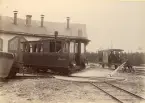 Ångdressinen Majorn vid lokstallet i Jädraås (enligt text i album).
