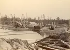 Timmerspel (enligt text i album). Timmerspel (ofta kallat skogsvinsch eller lunningsvinsch) är en mekanisk anordning som används i skogsbruket för att dra eller lyfta tunga stockar och timmer. (Källa:google)