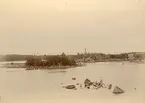 Parti vid Norrsundet med sågverksmiljö (enligt text i album).