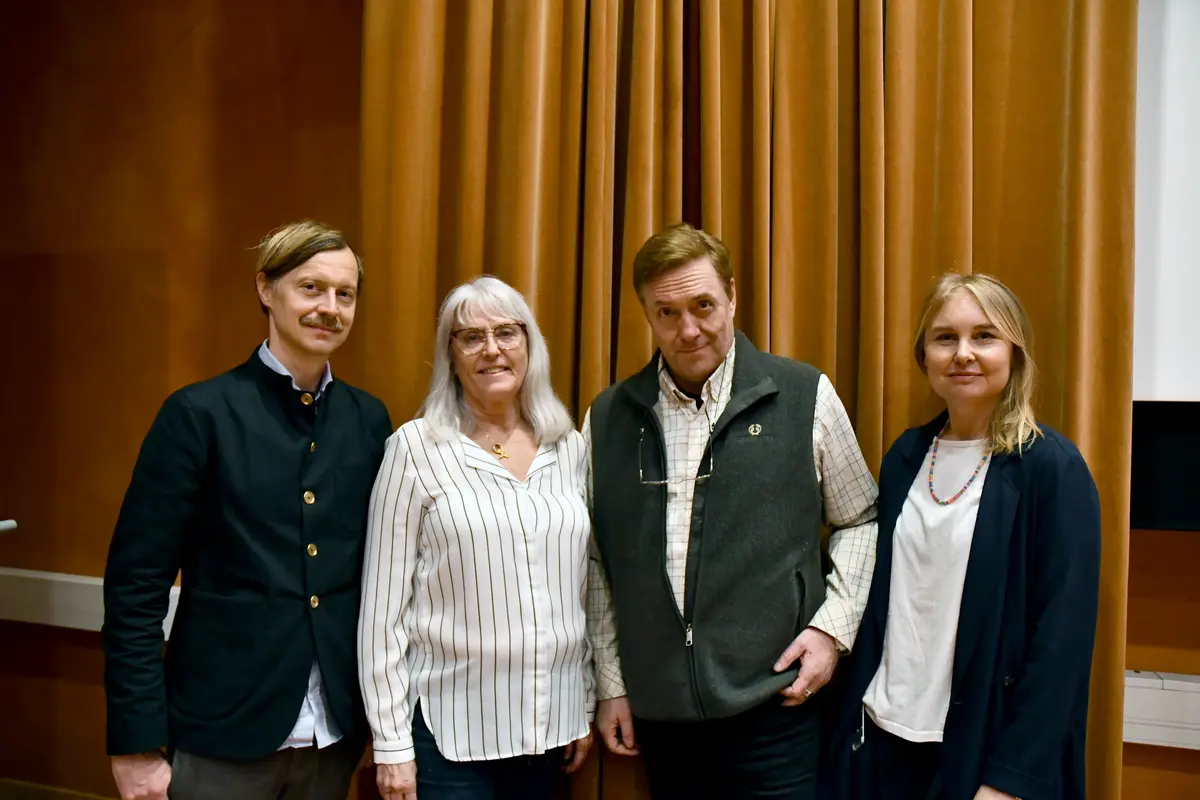 Gruppbild av representanter från museet, styrelsen och länsmuseernas samarbetsråd